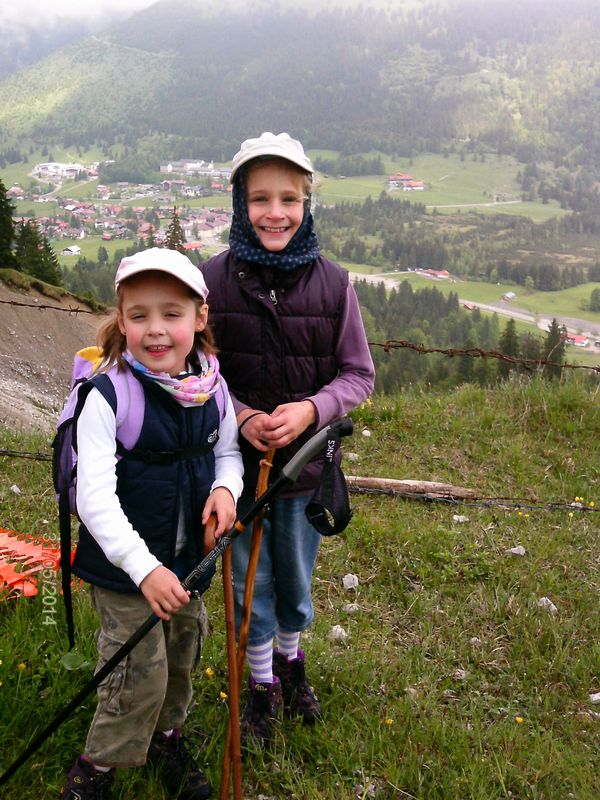 Laila und Lilian wandern